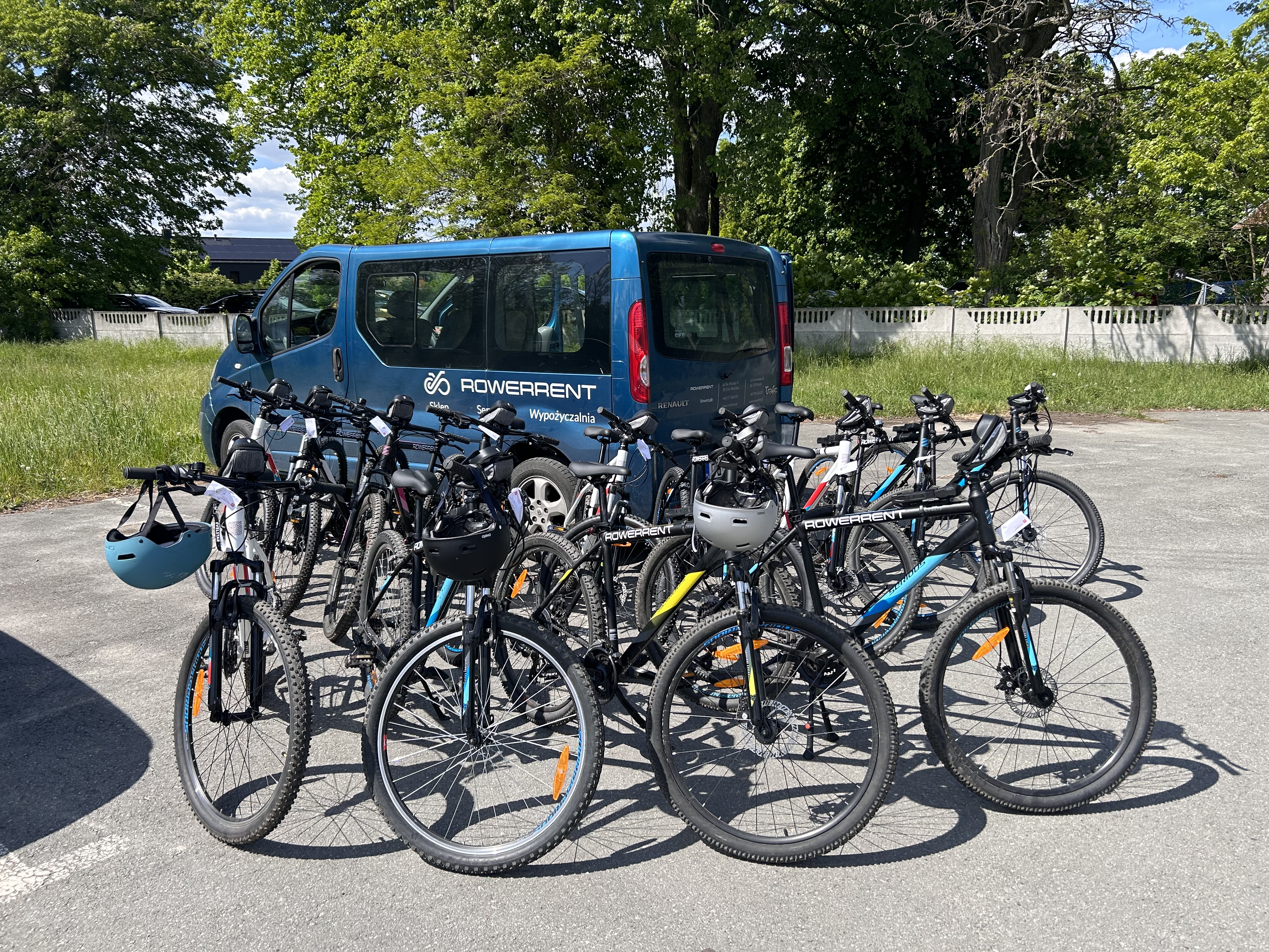 Rower Rent – dostawa rowerów elektrycznych dla klienta B2B, bus z logo firmy